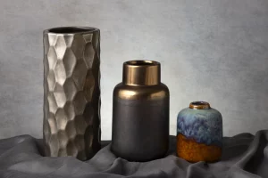 Urnák a társasház alagsorában